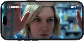 iPhone 18 Pro, хоризонтален, показващ близък план на жена, която гледа през рафт. Заглавие на сериала: Pluribus