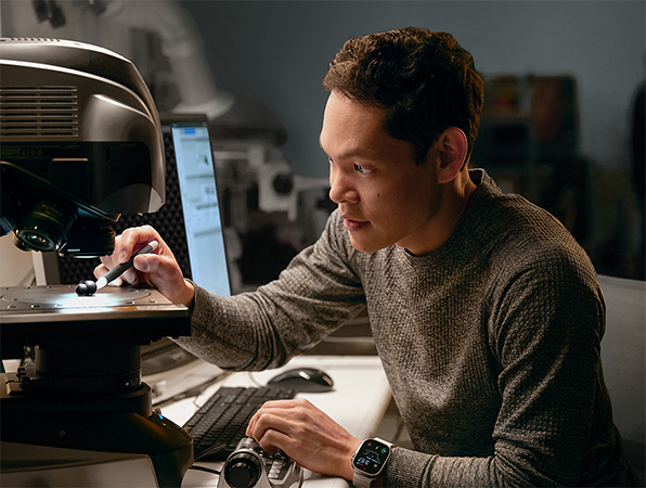 Een Apple engineer die hardware aan het testen is in een lab.