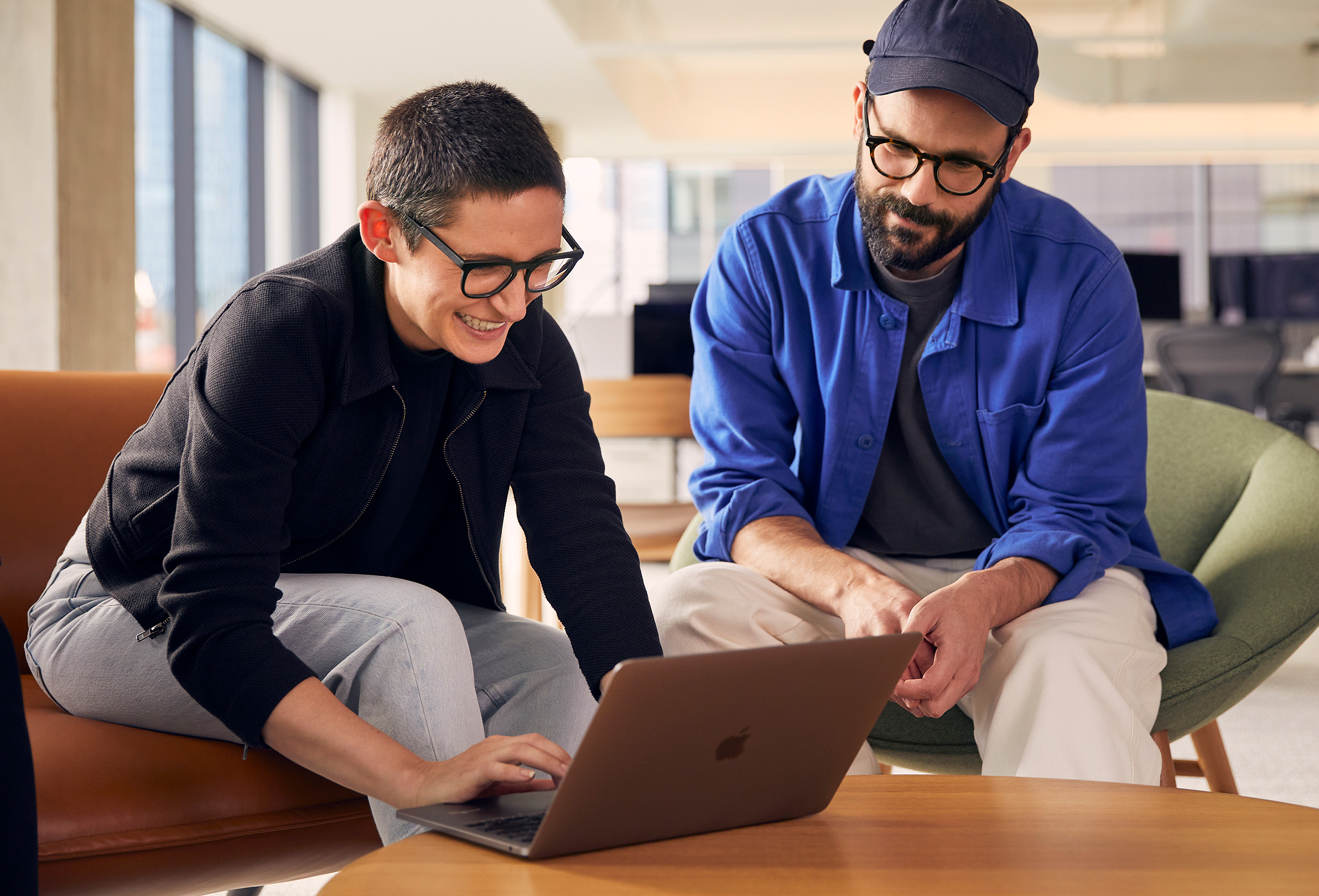 พนักงาน Apple 2 คนใช้ MacBook ทำงานร่วมกัน