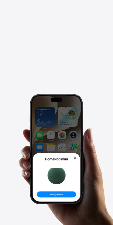 Eine Hand hält ein iPhone, das die Home App mit einer Aufforderung zum Einrichten von Smart Home Zubehör zeigt