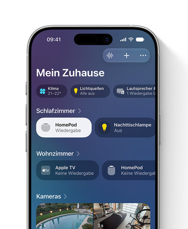 Ein iPhone Display zeigt die Home App, die Ansicht „Mein Zuhause“ und Kacheln für Zubehör im Schlafzimmer und Wohnzimmer, einschließlich Leuchten und HomePod Lautsprechern