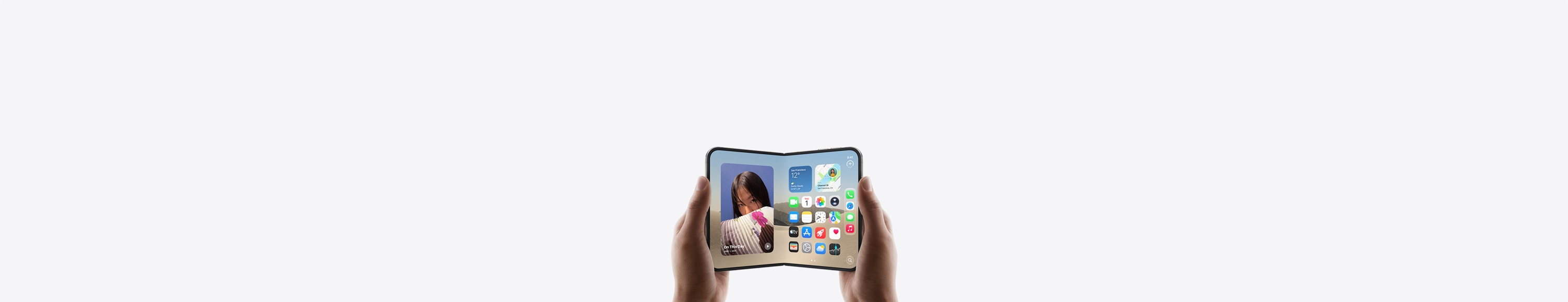 iPhone Duo, kahe käega hoitav, horisontaalasendis, lahtivolditud, sisemisel ekraanil on avakuva