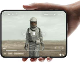 iPhone Duo, mida hoitakse ühe käega, avatud horisontaalses asendis, täielikult lahti volditud, sisemine ekraan näitab Apple TV sarja „Silo“