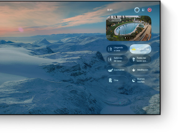 Centro de Control de la app Casa en la pantalla de un televisor, fondo de pantalla con un paisaje montañoso, imágenes en directo de la cámara de la piscina, botones de escenas como Buenos días, que está seleccionada, Llegando a casa, Tarde de cine y Buenas noches