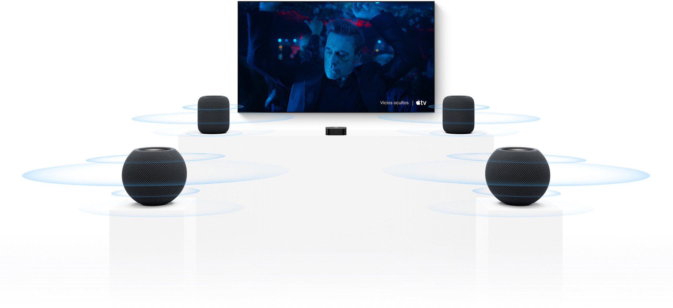 Apple TV 4K y HomePod: dos altavoces HomePod, uno a cada lado de la pantalla un televisor, dos altavoces HomePod mini delante, todos con ondas sonoras alrededor