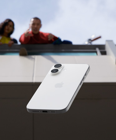 Un iPad Air en plata olvidado en el respaldo de un asiento trasero