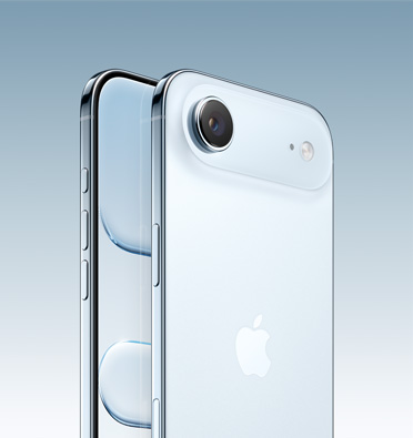 iPhone Air en acabado azul cielo, parte delantera que muestra parcialmente la pantalla, parte lateral que muestra el botón Acción, los botones de volumen y el botón lateral, parte trasera que muestra el sistema avanzado de cámara dual en la esquina superior izquierda.