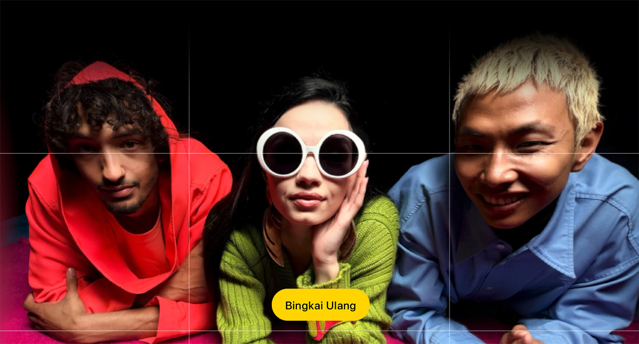 Foto close-up bernuansa cerah tiga orang sedang melihat ke kamera, tombol bertuliskan “Bingkai Ulang”.