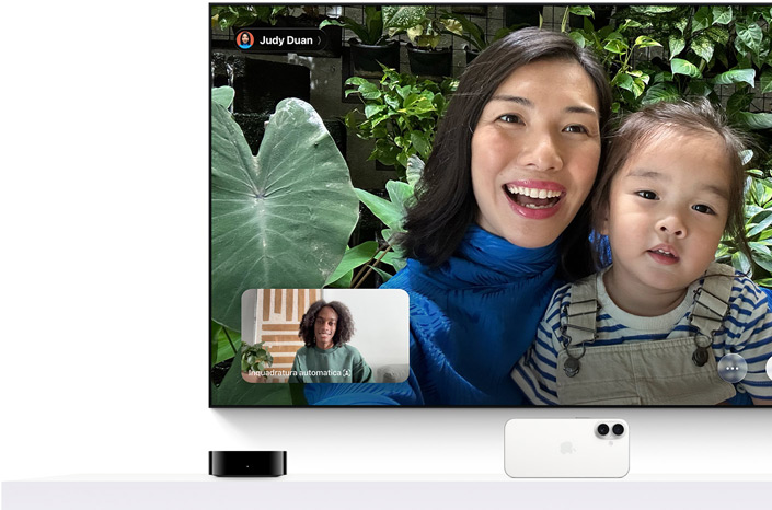 Apple TV 4K e iPhone: sullo schermo della TV c’è una chiamata FaceTime con una persona che tiene in braccio un bambino, mentre sullo schermo dell’iPhone c’è la persona che sta chiamando