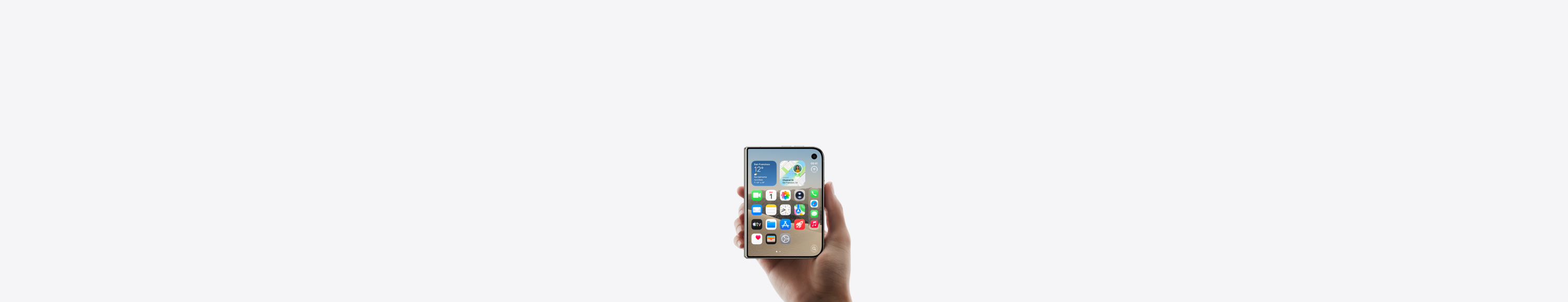 iPhone Duo color bianco stellare tenuto in mano e chiuso, il display esterno mostra la schermata Home di iOS con app e widget.