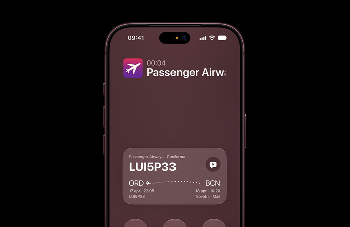 iPhone Air che mostra la funzione Contesto chiamata con Apple Intelligence. Sul display i dettagli di conferma di una prenotazione aerea durante una telefonata