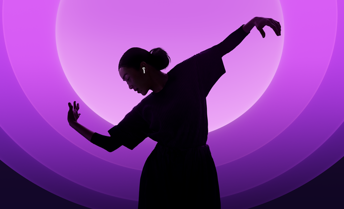 Šokantis žmogus su „AirPods 5“ ausyse, įvairiaspalvis fonas