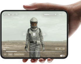 iPhone&nbsp;Duo, tiek turēts vienā rokā, atvērts horizontālā novietojumā, pilnībā atvērts, iekšējā ekrānā tiek demonstrēts Apple&nbsp;TV seriāls “Silo”