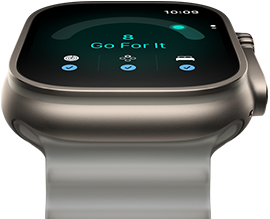 Apple Watch Ultra 4, kryt z titánu v prírodnej farbe, skóre pripravenosti 8, pohľad zvonku na pravú stranu, korunka Digital Crown, vystúpené bočné tlačidlo, oceánsky remienok v priesvitnej šedej farbe