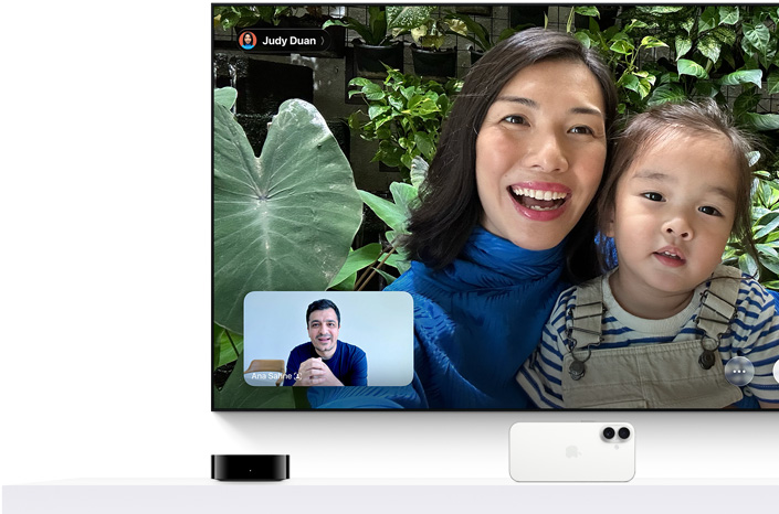 Apple TV 4K ve iPhone: televizyondan bir FaceTime araması yapılıyor, bir kişi küçük bir çocuğu tutuyor, aramadaki ikinci kişi de gösteriliyor