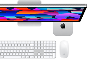 Mac mini під StudioDisplay, клавіатура Magic Keyboard із цифровою панеллю, миша Magic Mouse