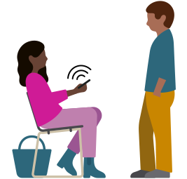 Une femme assise sur une chaise, tient un iPhone émettant des ondes sonores, face à un homme debout en train d’écouter