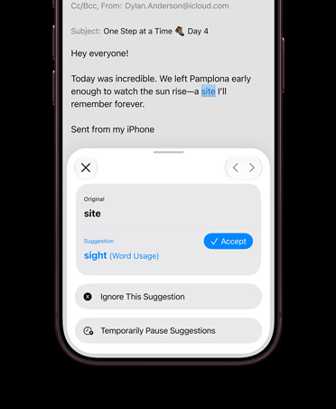 勃根地紅色 iPhone 18 Pro，螢幕顯示 Siri AI 在校對郵件 app 中的電子郵件