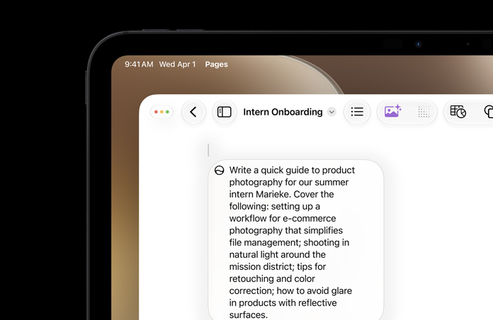 圖片展示 iPad 的左上角，螢幕顯示打開的 Pages 文件，以及使用 Siri 撰寫草稿的提示詞