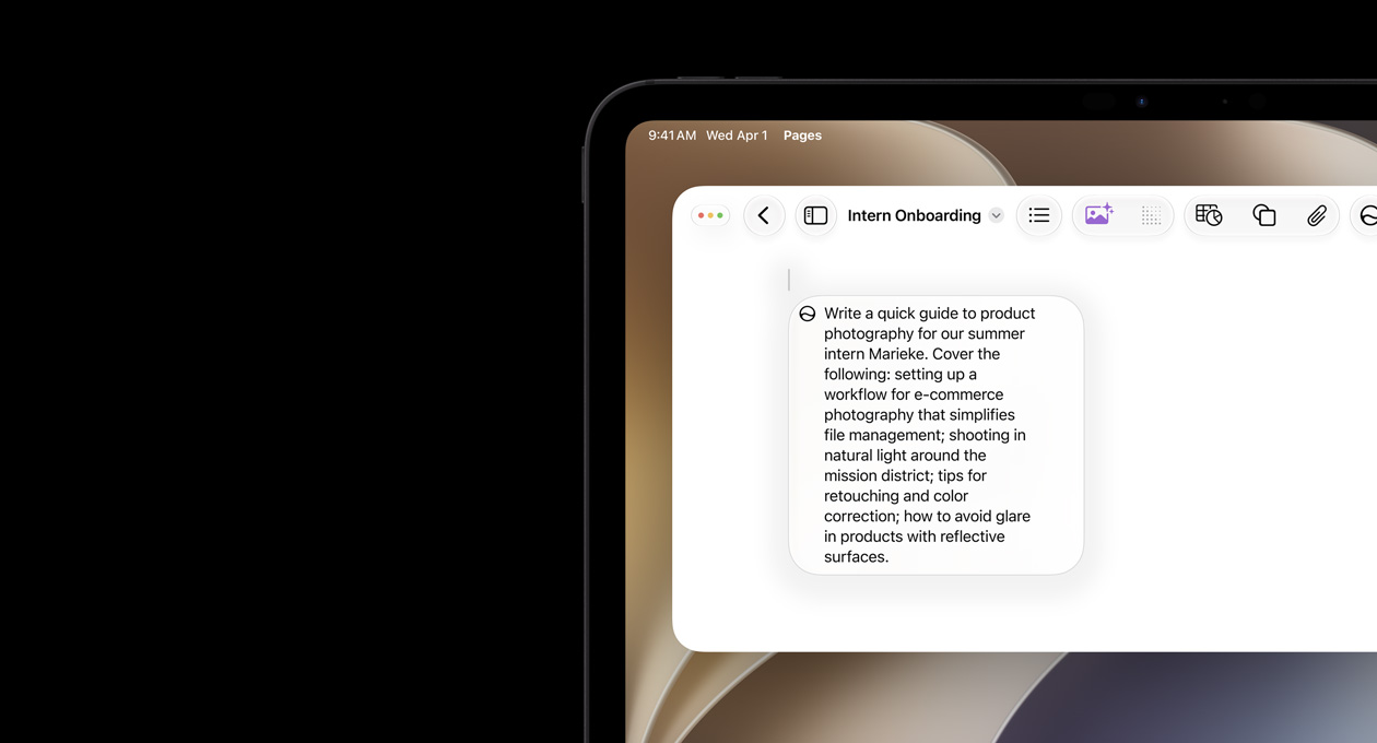 圖片展示 iPad 的左上角，螢幕顯示打開的 Pages 文件，以及使用 Siri 撰寫草稿的提示詞