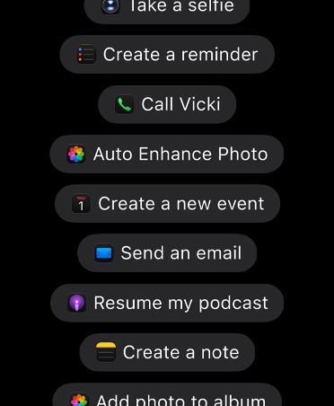 Écran présentant des requêtes pour Siri AI, notamment Prends un selfie, Crée un rappel, Appelle Vicki, Fais pivoter la photo vers la gauche, Crée un nouvel évènement, Envoie un e-mail, Reprends la lecture de mon podcast, Crée une note, Ajoute une photo à l’album