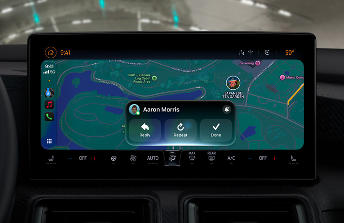 CarPlay 螢幕顯示一則訊息 app 通知，背景可見地圖 app