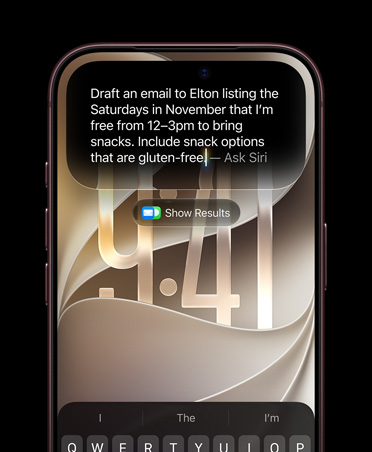 勃根地紅色 iPhone 18 Pro，螢幕顯示問問 Siri 的提示，文字寫著：「擬一封給 Elton 的電子郵件，列出我 11 月中午 12 點到下午 3 點之間，有空可以帶些零食過去的星期六，再附上一些無麩質零食的選項」