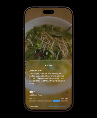 勃根地紅色 iPhone 18 Pro，螢幕顯示相機介面中的 Siri 模式，呈現使用視覺智慧辨識的食物營養標示，畫面展示雞肉河粉的詳細資訊，包括常用食材和營養資訊