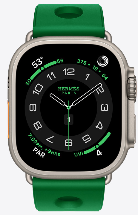 Apple Watch Hermès Ultra 4, den analoga urtavlan Circulaire, (timvisare, minutvisare och sekundvisare, komplikationer: väder, aktivitetsringar, klockslag i Paris och UV-index), titanboett, naturlig finish, höger utsida, Digital Crown och upphöjd sidoknapp, kombinerad med Scub'H Diving-armband i färgen Vert Vertigo (grön), gjutet gummi med runda hål