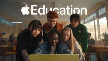 Cinco estudantes colaboram usando o MacBook Neo amarelo-cítrico, envolvidos em uma experiência de aprendizagem dinâmica em sala de aula