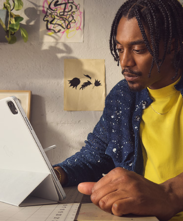 Una persona usa su iPad Air con un Smart Folio a una distancia de visualización segura
