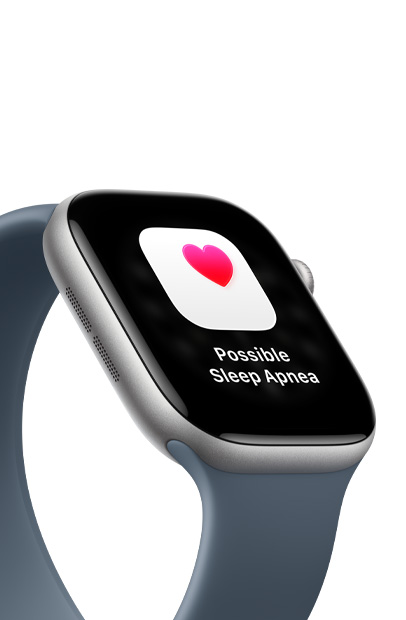 一位男士坐在床邊查看他的 Apple Watch。