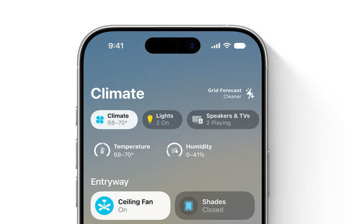 iPhone-skærm, der viser Hjem-appen, kategorien Klima, temperatur- og luftfugtighedsindikatorer, og hvor afsnittet for indgangspartiet viser kontrolfunktionerne til loftvifte og persienner