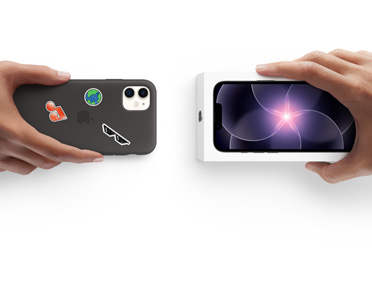Côte à côte, une main tenant un iPhone 11 avec une coque en silicone décorée de stickers sur la face arrière effectue un échange avec une main tenant le coffret du nouvel iPhone 17e