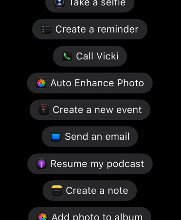 Écran affichant des requêtes à Siri A I pour effectuer des actions dans des apps, comme prendre un selfie, créer un rappel, appeler Valérie, améliorer automatiquement la photo, créer un événement, envoyer un courriel, reprendre mon balado, créer une note et ajouter une photo à l’album