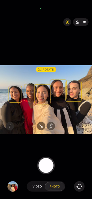 Pantalla de un iPhone Air que muestra un selfie de grupo con la prestación Encuadre Centrado para fotos