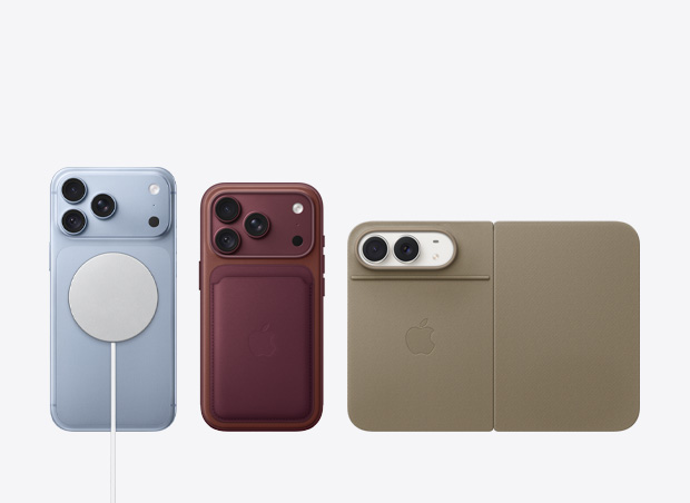 Os novos modelos de iPhone lado a lado mostrando acessórios como o carregador MagSafe, a carteira de tecido FineWoven com MagSafe e o Smart Folio com base