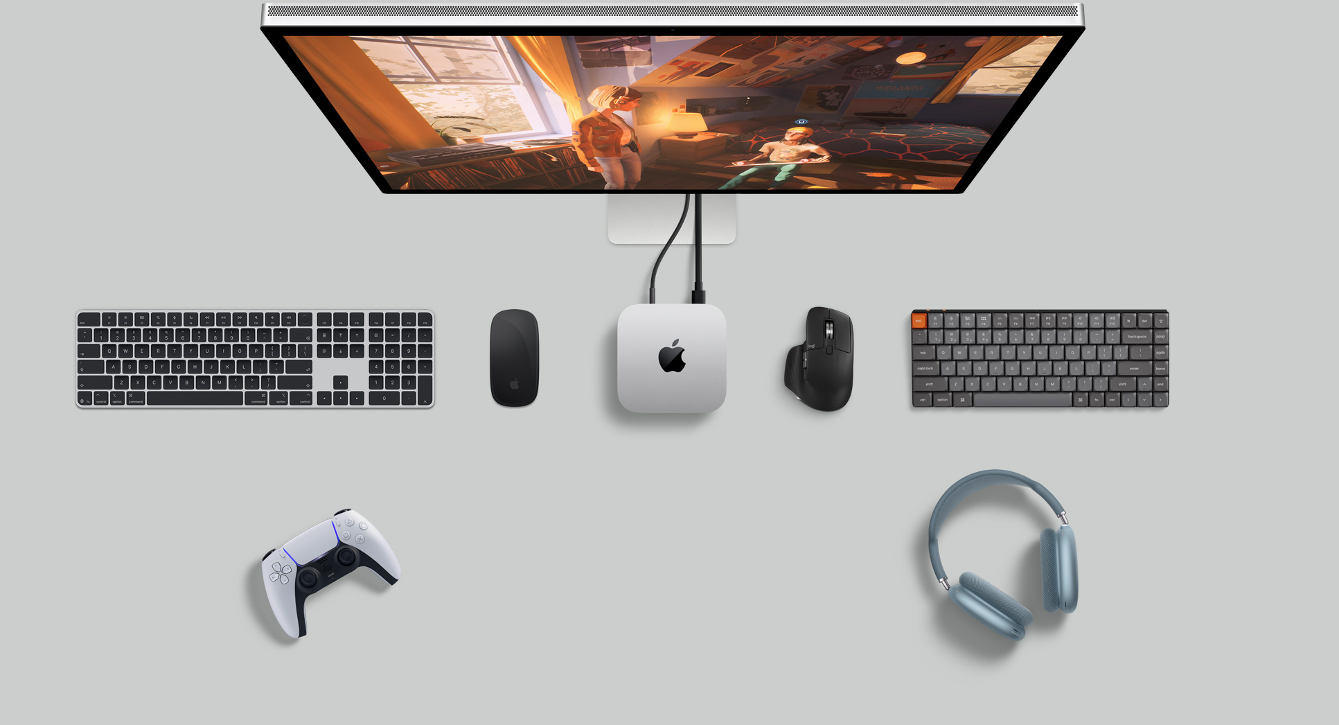 Vue de haut d’un Mac mini dans un bureau avec un Studio Display, des claviers sans fil, des souris sans fil, une manette de jeu et des AirPods Max