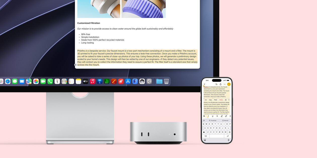 Mac mini 正面收納在 Studio Display 下方，iPhone 放於裝置與顯示器右側，iPhone 上選取的文字帶有剪下、拷貝、貼上和自動填寫指令，與顯示器上醒目標示的文字相符，展示通用剪貼板功能