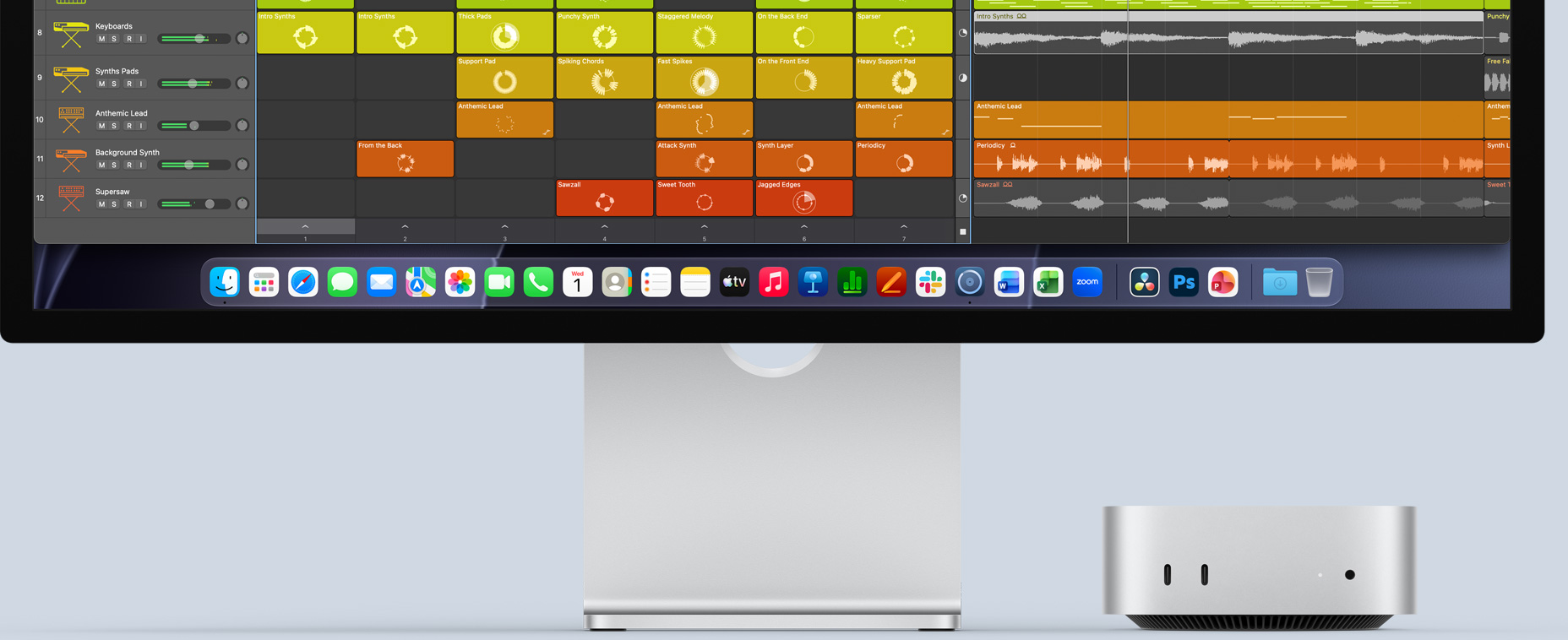 Mac mini 正面收納在 Studio Display 下方，螢幕顯示 Logic Pro 介面，螢幕底部 Dock 則展示各種生產力 app