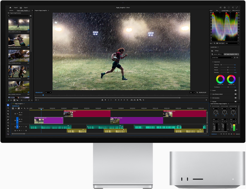Studio Display XDR 螢幕顯示 Adobe Premiere，以及一名運動員雨中在運動場上跑步的影像，位於顯示器下方的 Mac Studio，展示機身正面