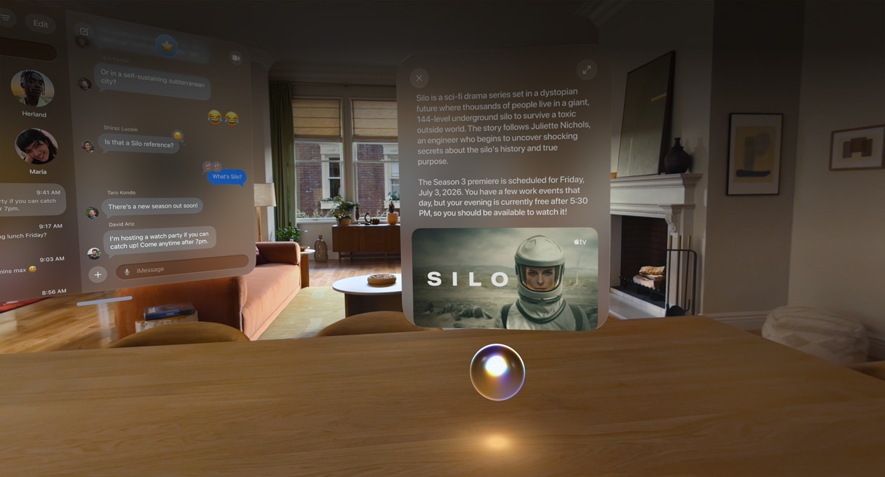 Animation d’un Apple Vision Pro utilisé dans un salon, conversation Messages ouverte sur la gauche, Siri flottant au-dessus d’un comptoir de bar devant la personne utilisatrice, Siri s’illumine pour traiter une requête et affiche une réponse dans une fenêtre au-dessus