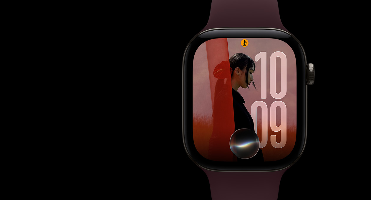 ナチュラルチタニウムケースのApple Watch Series 12。画面に発光するSiriオーブが表示され、その奥に時刻を示すLiquid Glassの数字が見えている