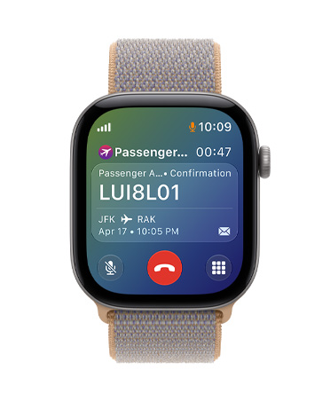 スペースグレイアルミニウムケースのApple Watch Series 12。画面の下部に航空会社のカスタマーサービスとの通話が表示され、画面の上部に確認番号、出発地と到着地、フライト日時などの関連するフライト情報が表示されている