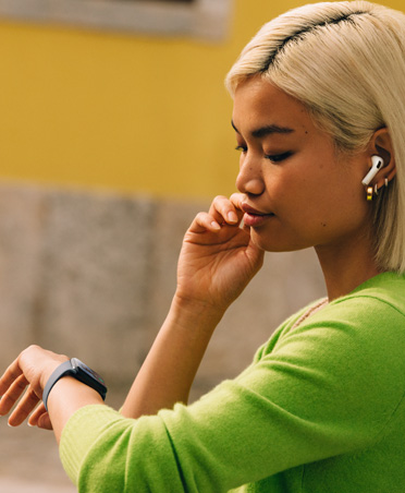 Apple Watchを見ている女性