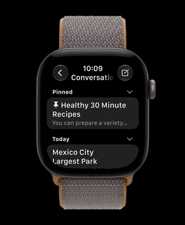 ナチュラルチタニウムケースのApple Watch Series 12。画面にSiri AIアプリが表示されている